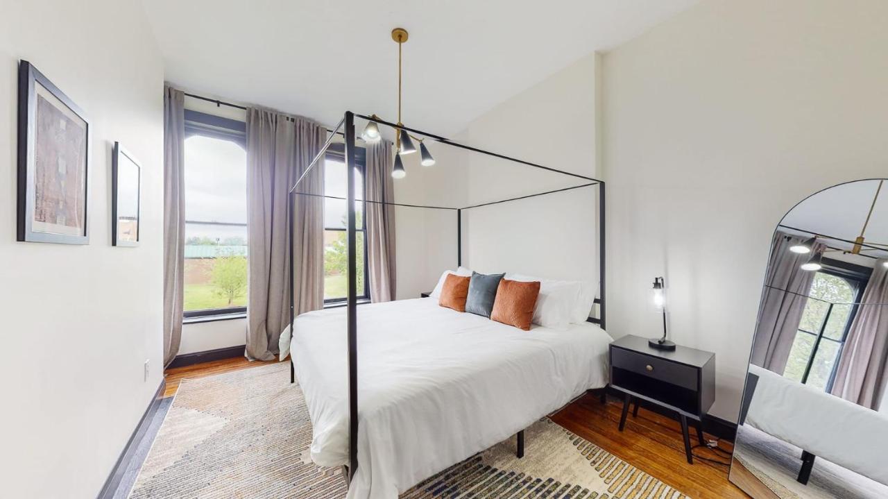 Stylish 2nd Floor With Pool Table Office Space Near Churchill Downs Apartment *
