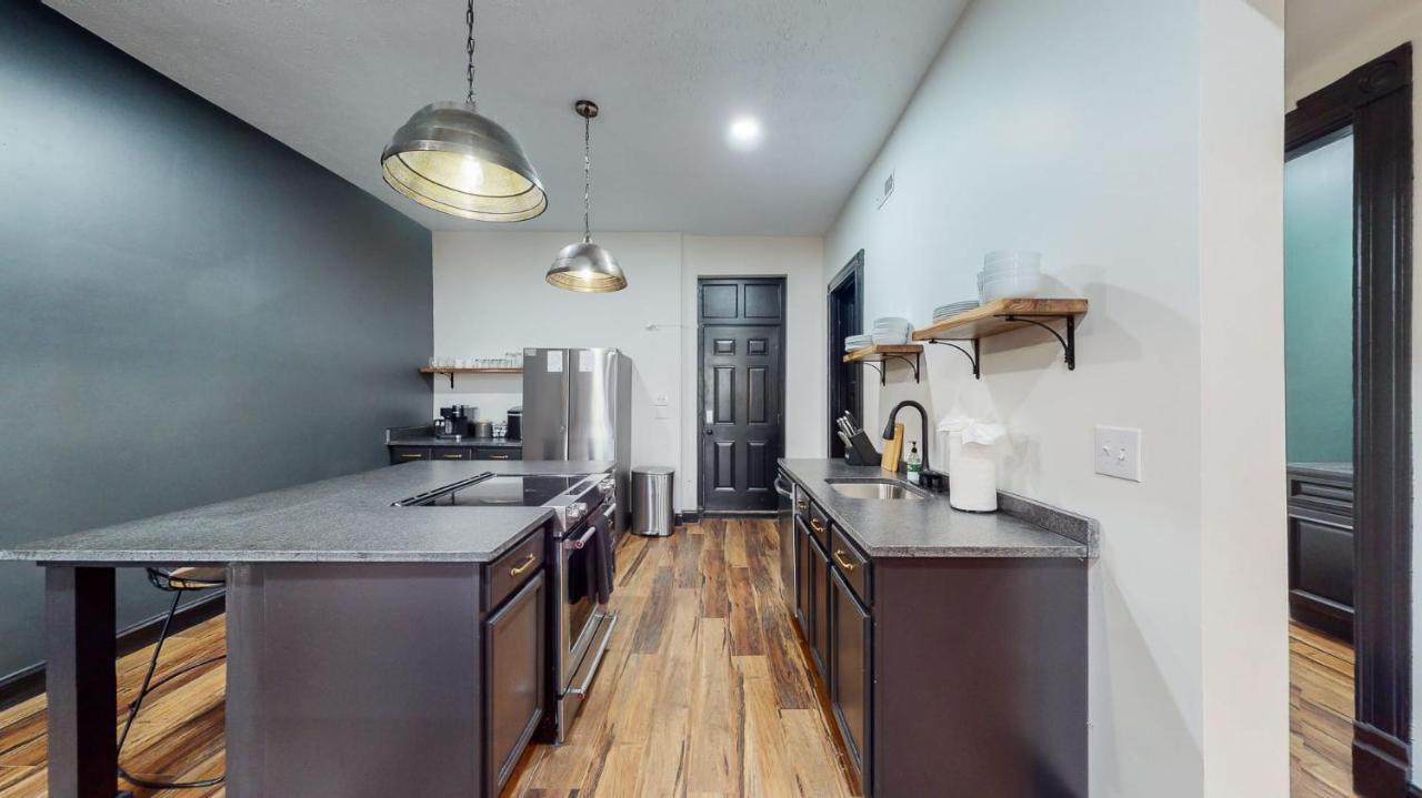 Apartment Stylish 2nd Floor With Pool Table Office Space Near Churchill Downs *