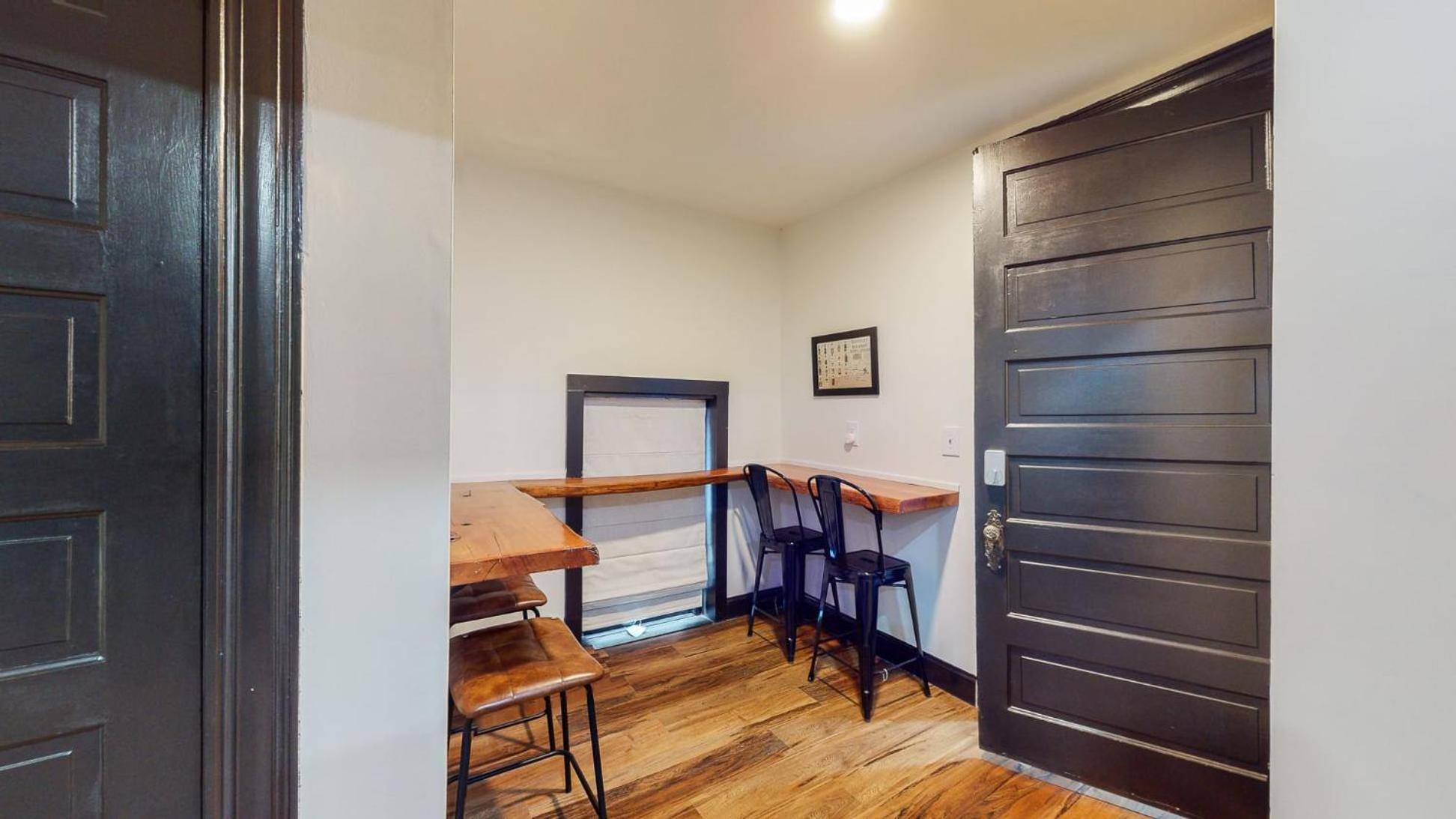 Stylish 2nd Floor With Pool Table Office Space Near Churchill Downs Apartment *