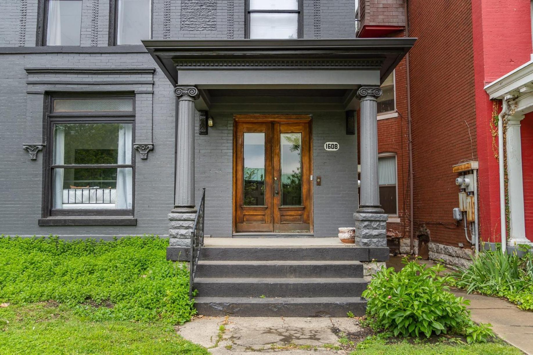 Stylish 2nd Floor With Pool Table Office Space Near Churchill Downs Apartment *