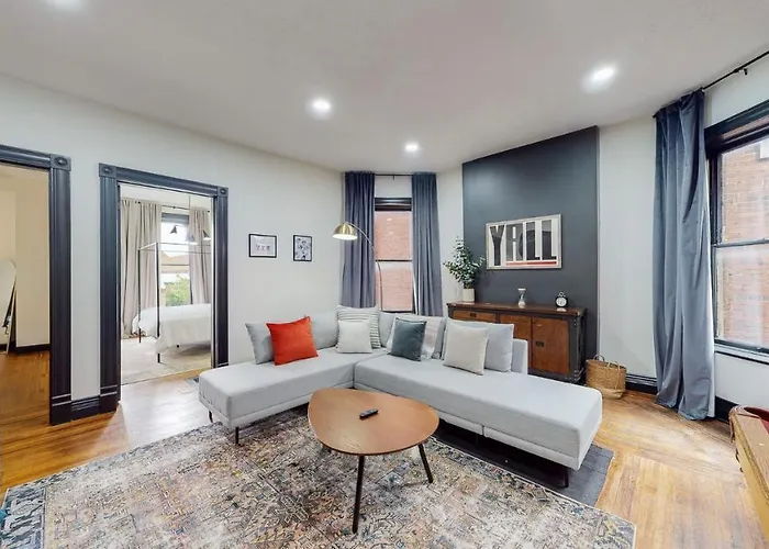 Stylish 2Nd Floor Apartment With Pool Table Office Space Near Churchill Downs